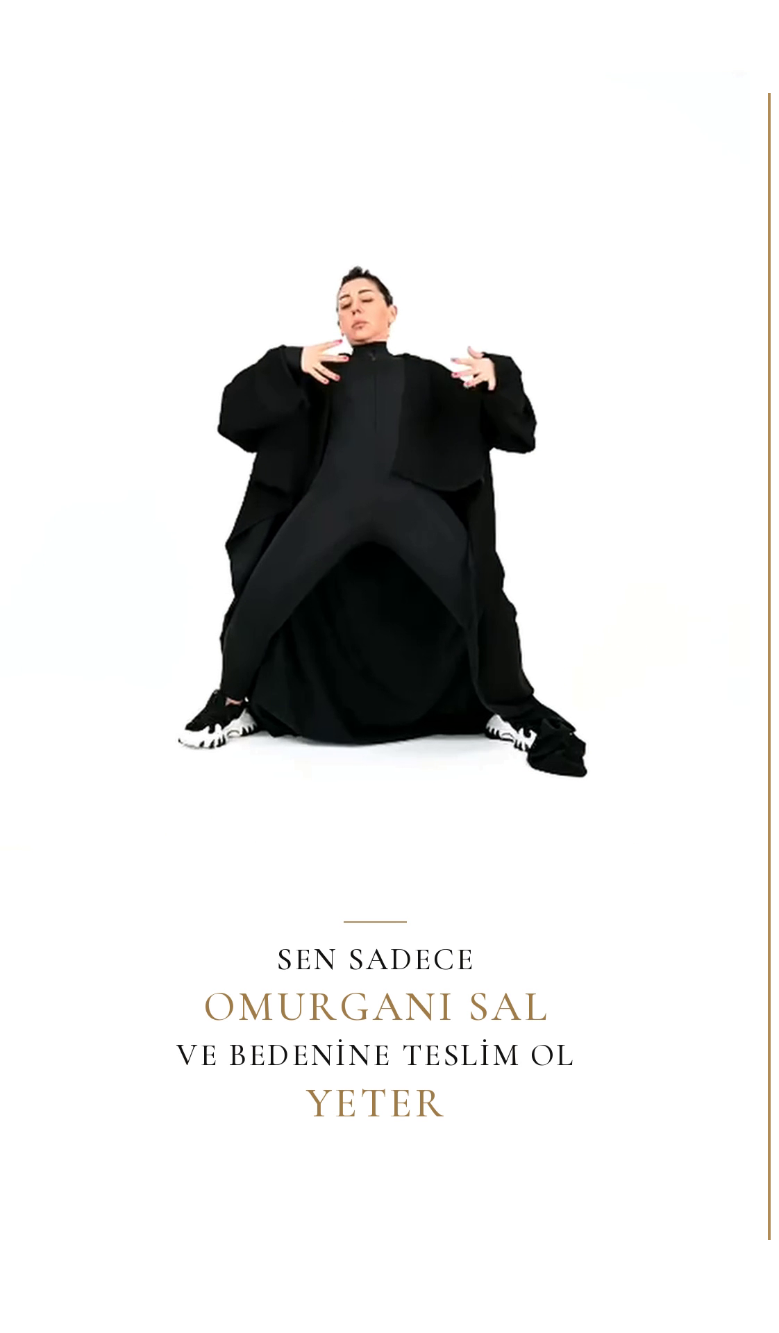 Siyah giysili Benan Olcay; görselde “SEN SADECE OMURGANI SAL VE BEDENİNE TESLİM OL YETER” yazıyor.