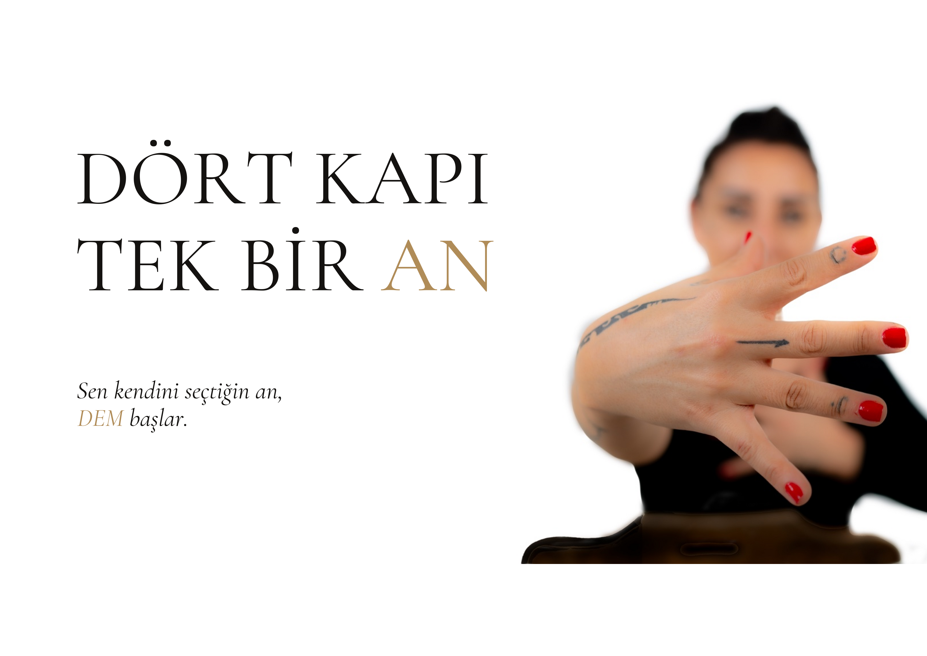 Dört kapı tek bir an. Sen kendini seçtiğin an, DEM başlar. Benan Olcay’ın kırmızı ojeli eli kameraya doğru uzanırken portresi arkada.